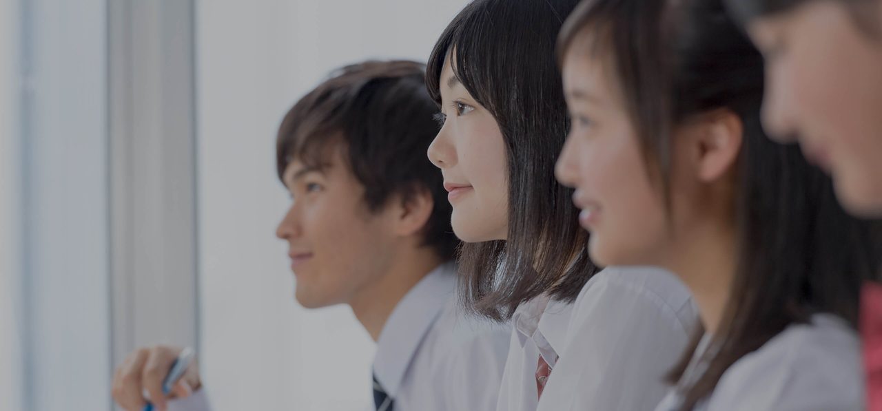 授業を受ける高校生